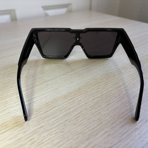 Black Cyclone Luxury Statement Sunglasses - Bold, Modern Design - Picture 4 of 7